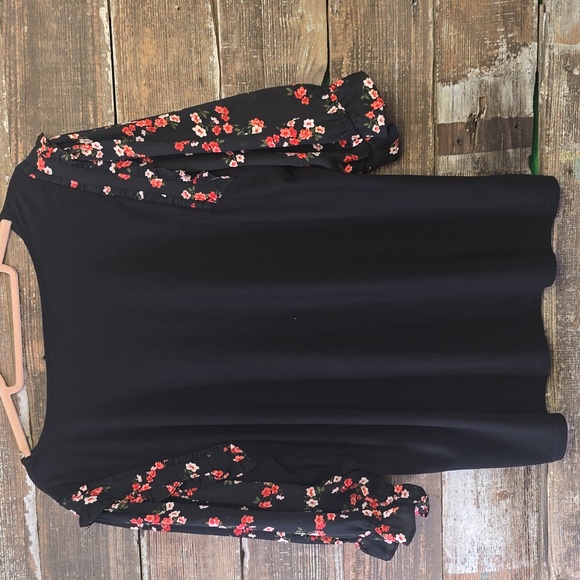 CeCe Black Knit Top with Red Floral Puff Sleeves, Size XL - Picture 2 of 4